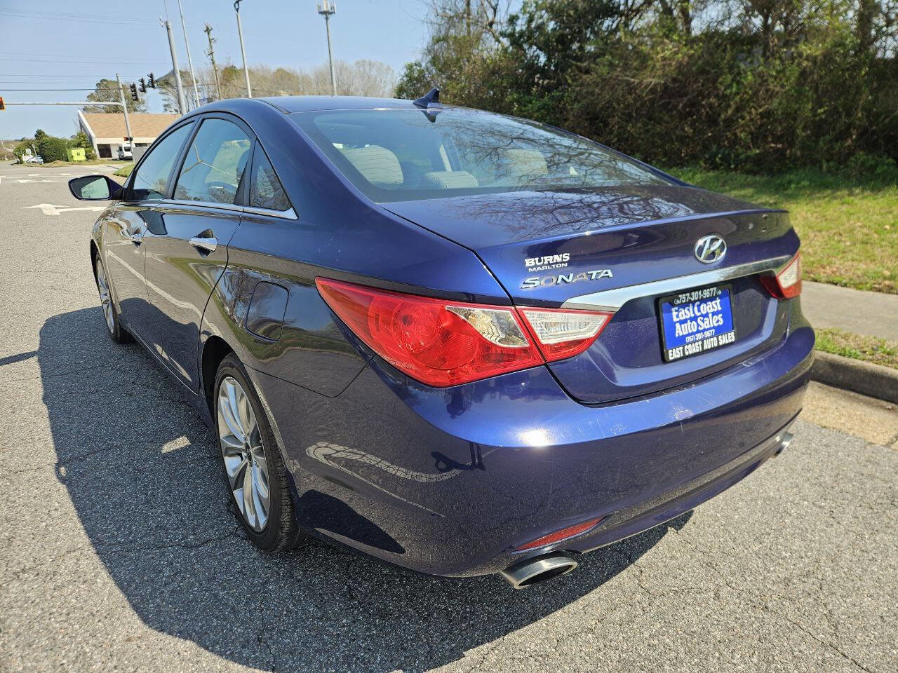 Used 2011 Hyundai Sonata SE w/ Navigation & Sunroof Pkg 4 FWD image 4