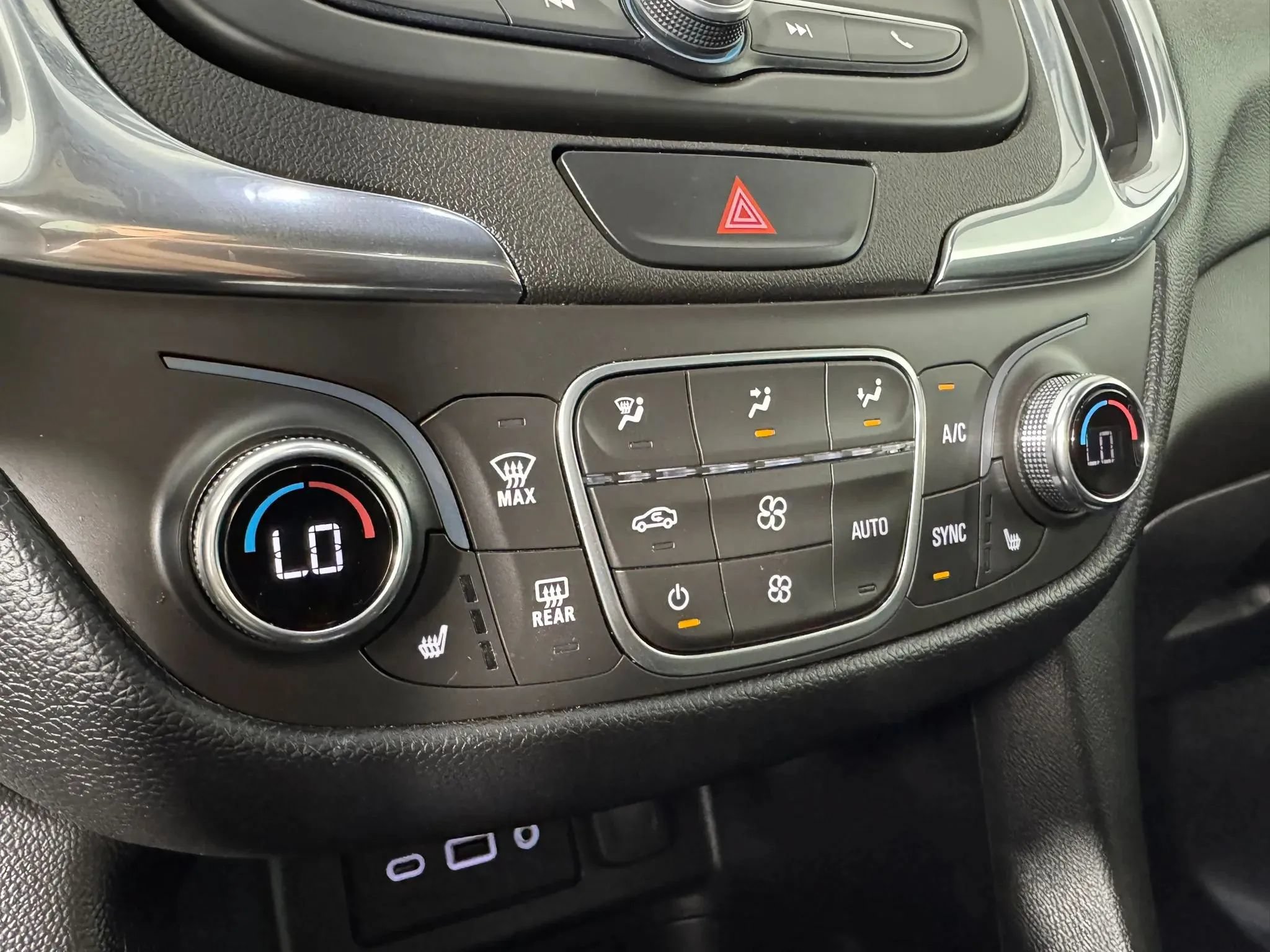 Used 2020 Chevrolet Equinox LT w/ Driver Convenience Package FWD image 21