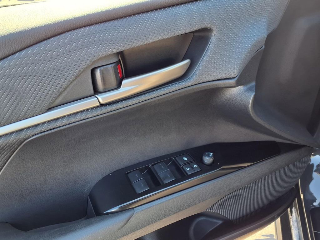 Used 2025 Toyota Camry SE image 19