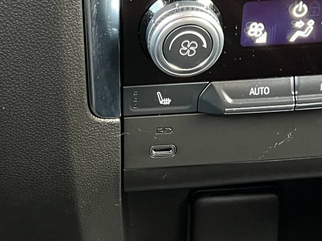 Used 2025 GMC Yukon XL Denali AWD/4WD image 39