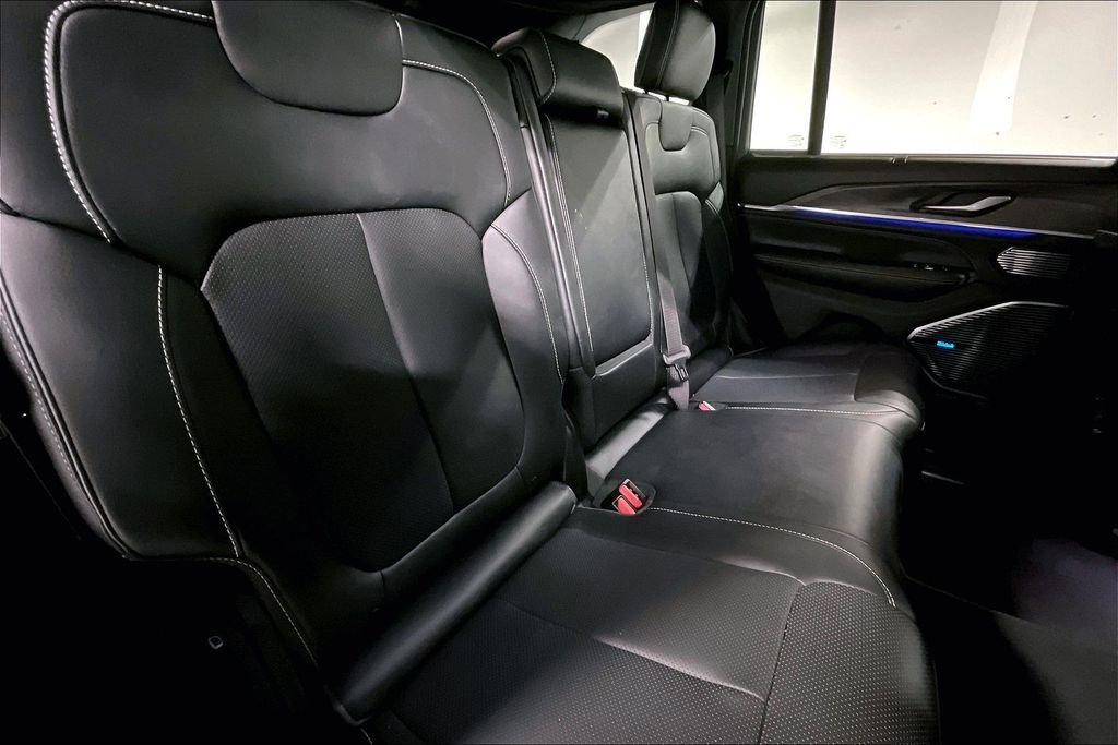 Used 2024 Jeep Grand Cherokee Overland w/ Luxury Tech Group IV image 37