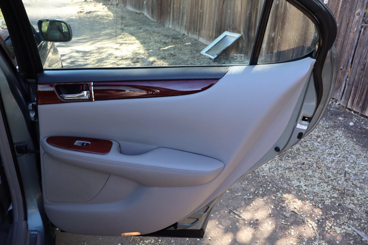 Used 2004 Lexus ES 330 w/ Premium Pkg FWD image 25