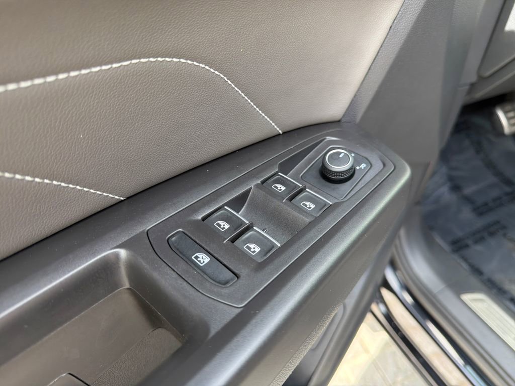 Certified 2023 Volkswagen Atlas SEL R-Line image 13