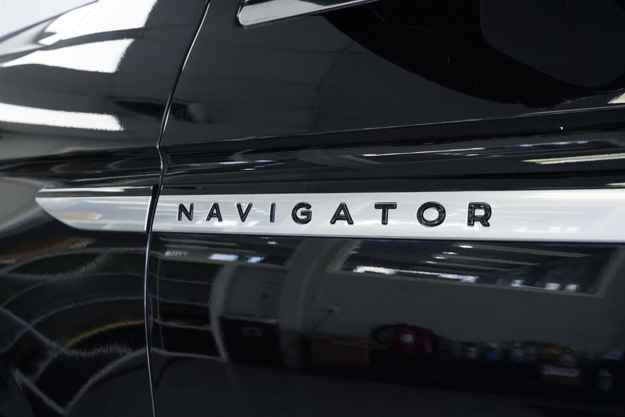 Used 2025 Lincoln Navigator Reserve image 11