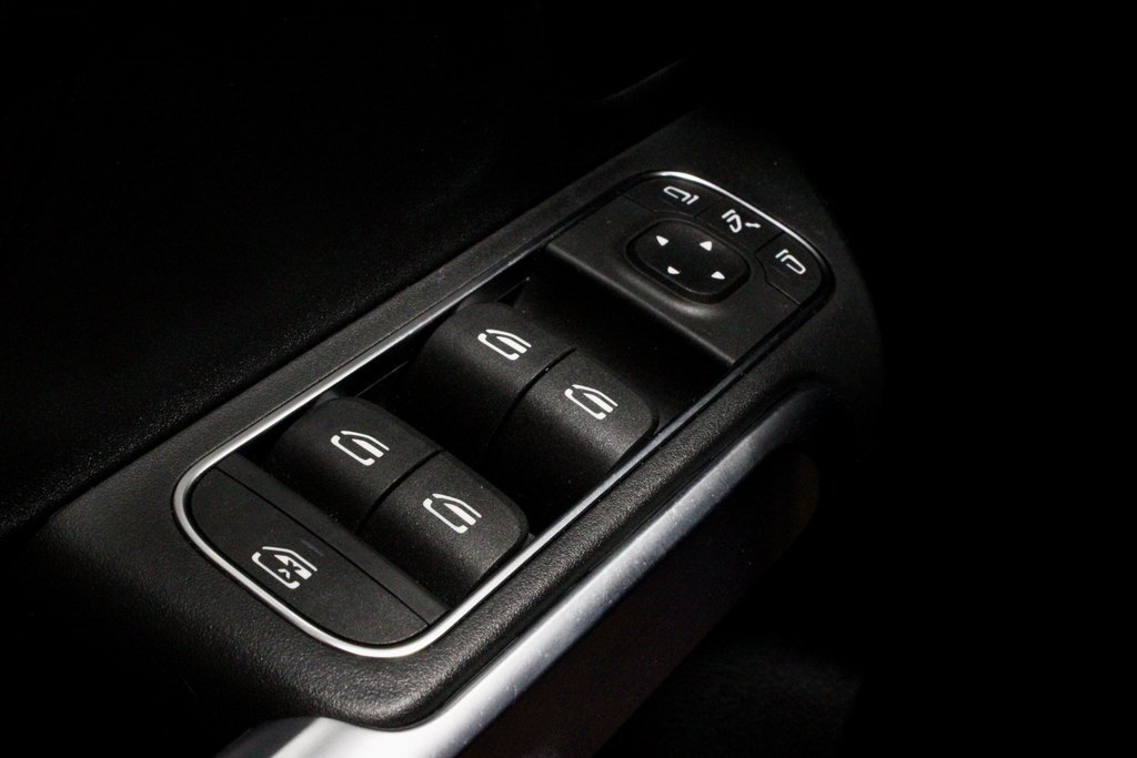 Used 2025 Mercedes-Benz GLB 250 image 26