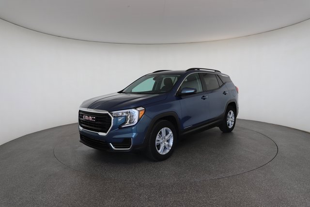 Used 2024 GMC Terrain SLE w/ Driver Convenience Package image 2