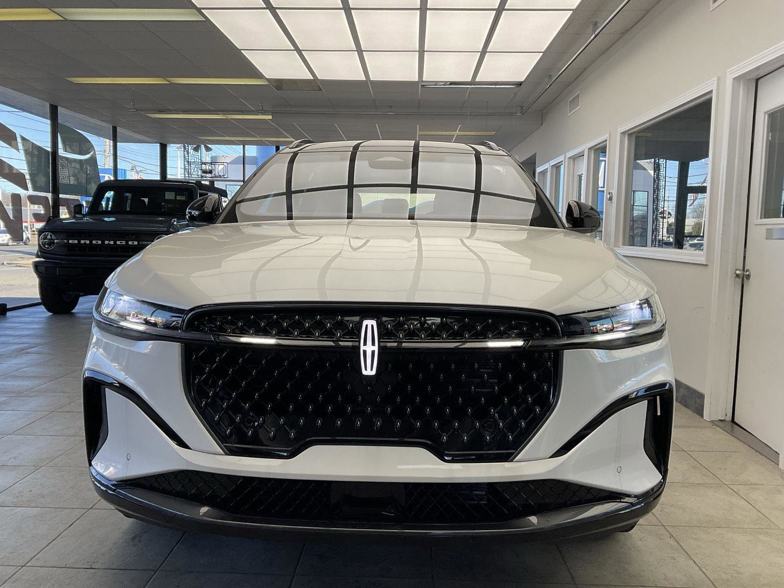 New 2025 Lincoln Aviator Reserve w/ Luxury Package image 2