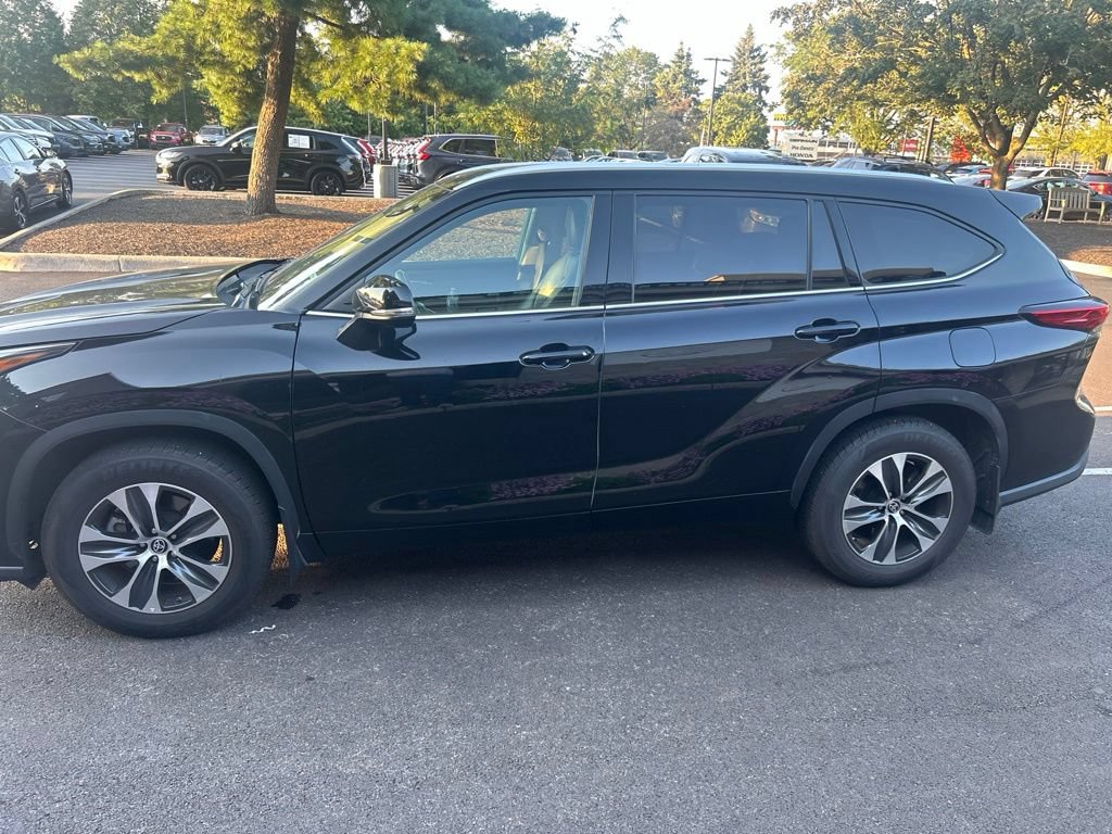 Used 2022 Toyota Highlander XLE AWD/4WD image 11