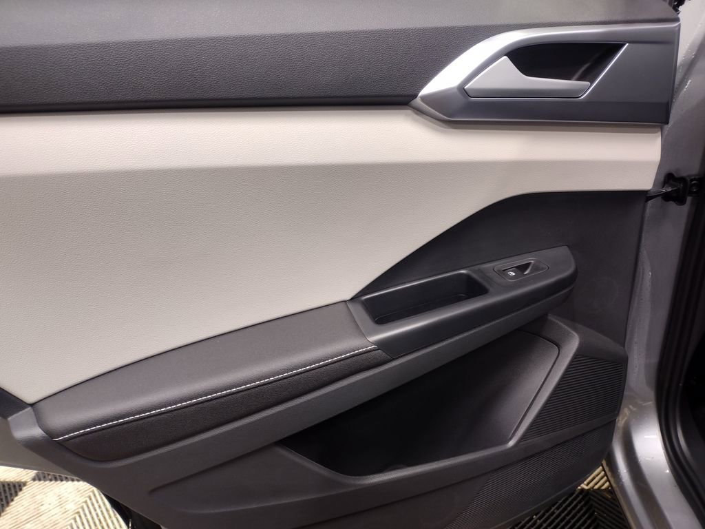 Used 2025 Volkswagen Taos SE image 24