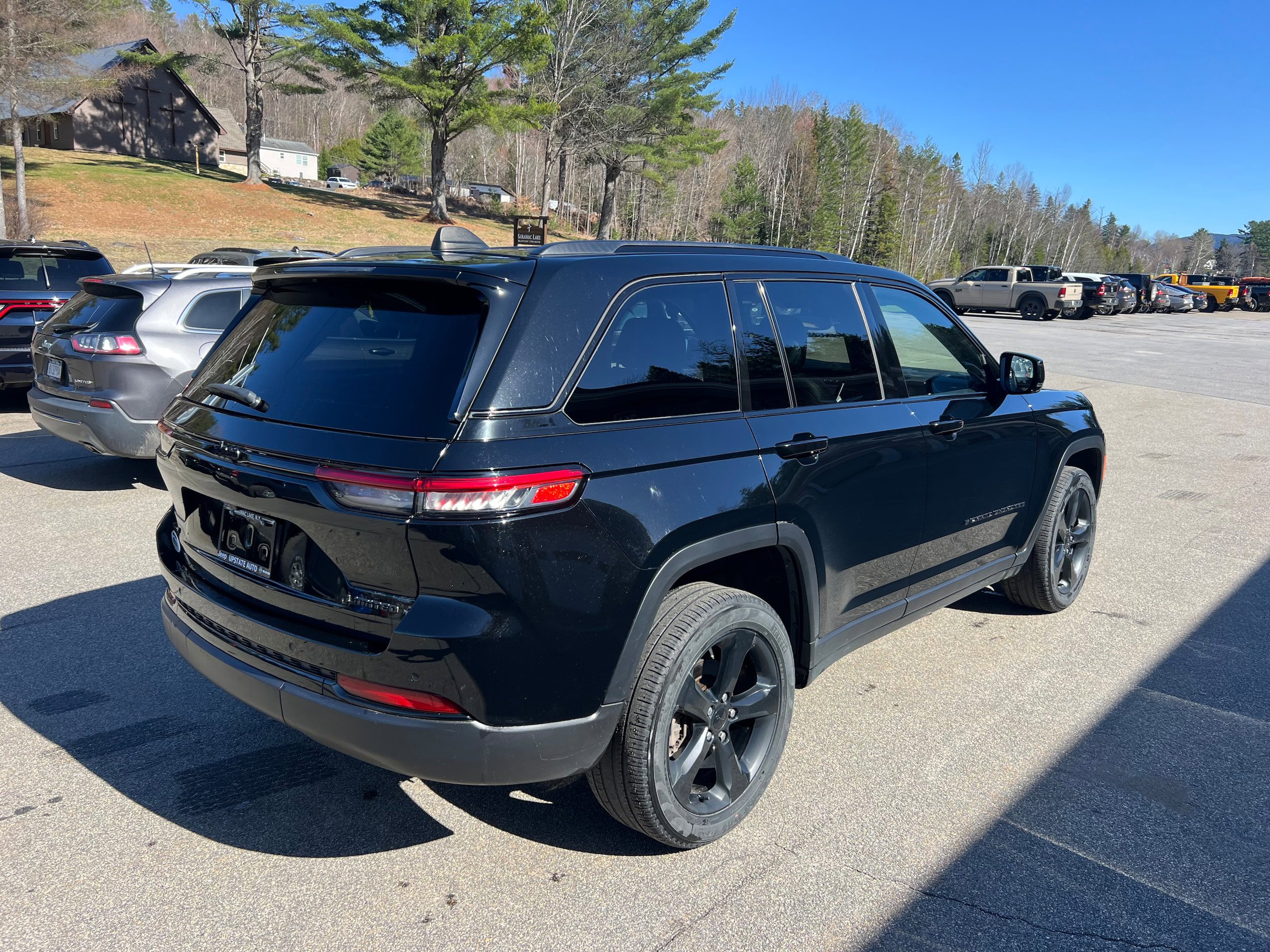 Used 2023 Jeep Grand Cherokee Limited w/ Black Appearance Package AWD/4WD image 5
