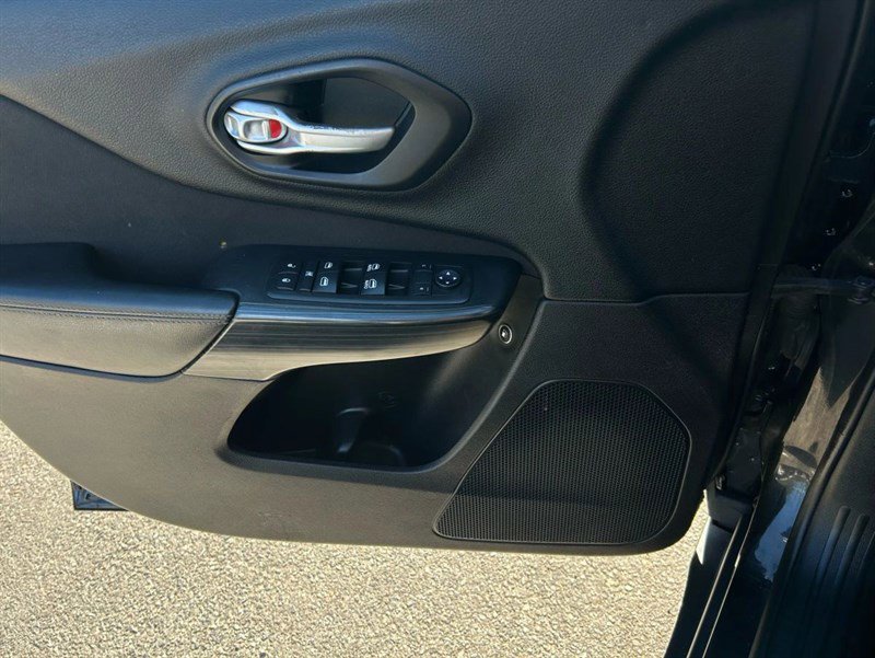 Used 2016 Jeep Cherokee Latitude w/ Safety/Convenience Group image 17