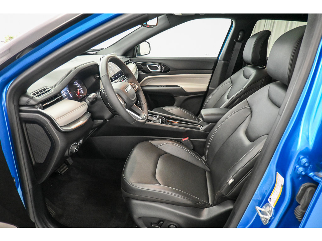 Used 2025 Jeep Compass Limited w/ Sun & Sound Group AWD/4WD image 33