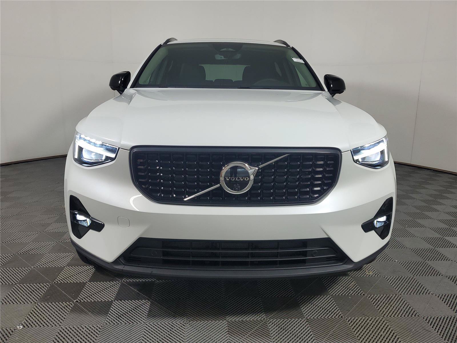 New 2026 Volvo XC40 B5 Plus w/ Climate Package AWD/4WD image 2