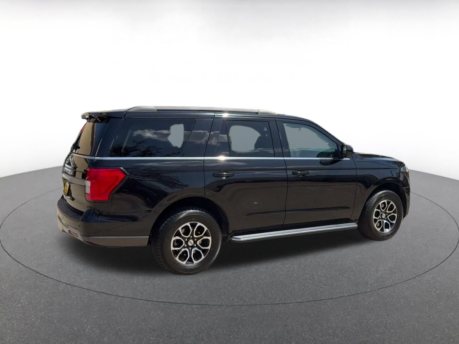 Used 2023 Ford Expedition XLT AWD/4WD image 13