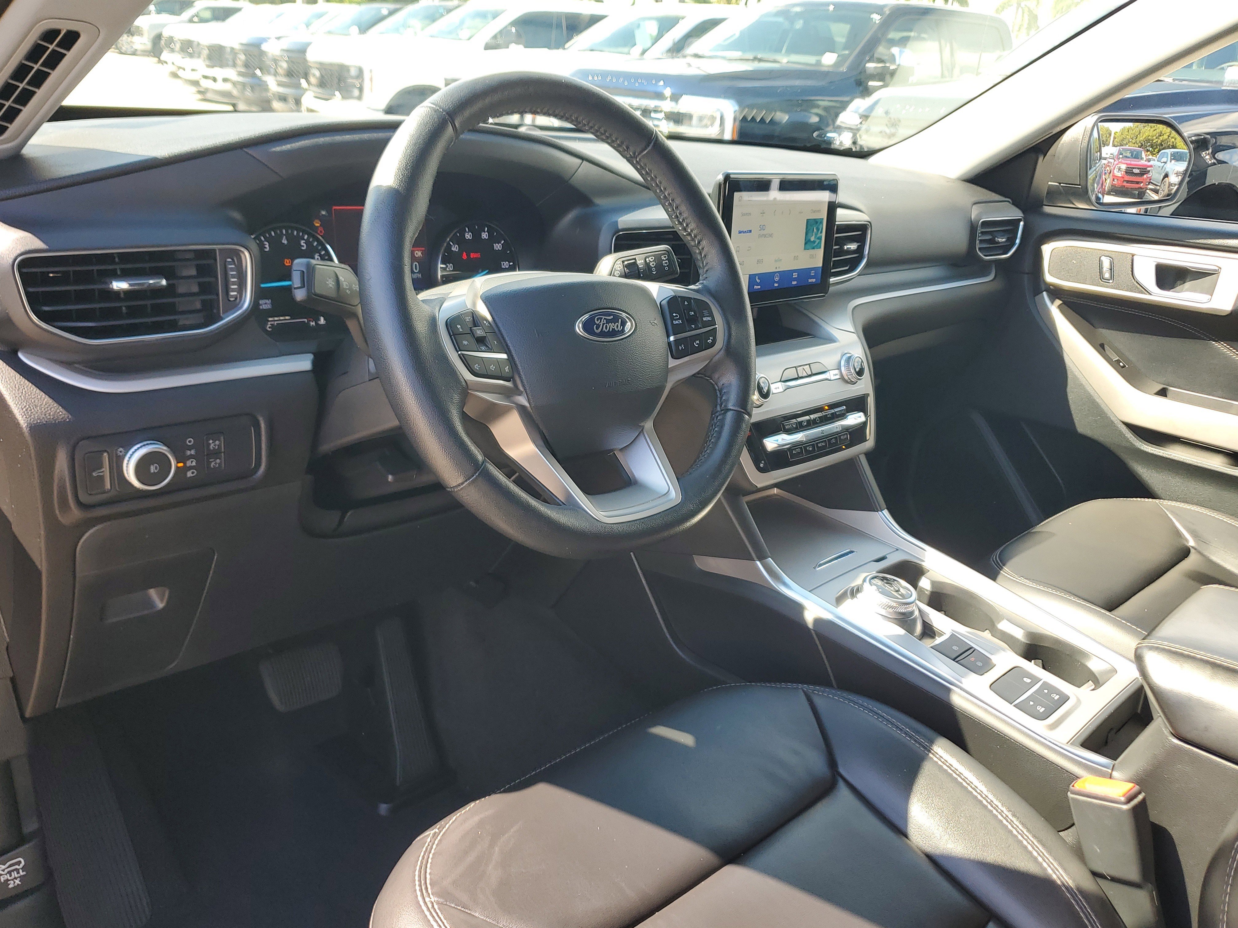 Used 2022 Ford Explorer XLT w/ Equipment Group 202A image 9