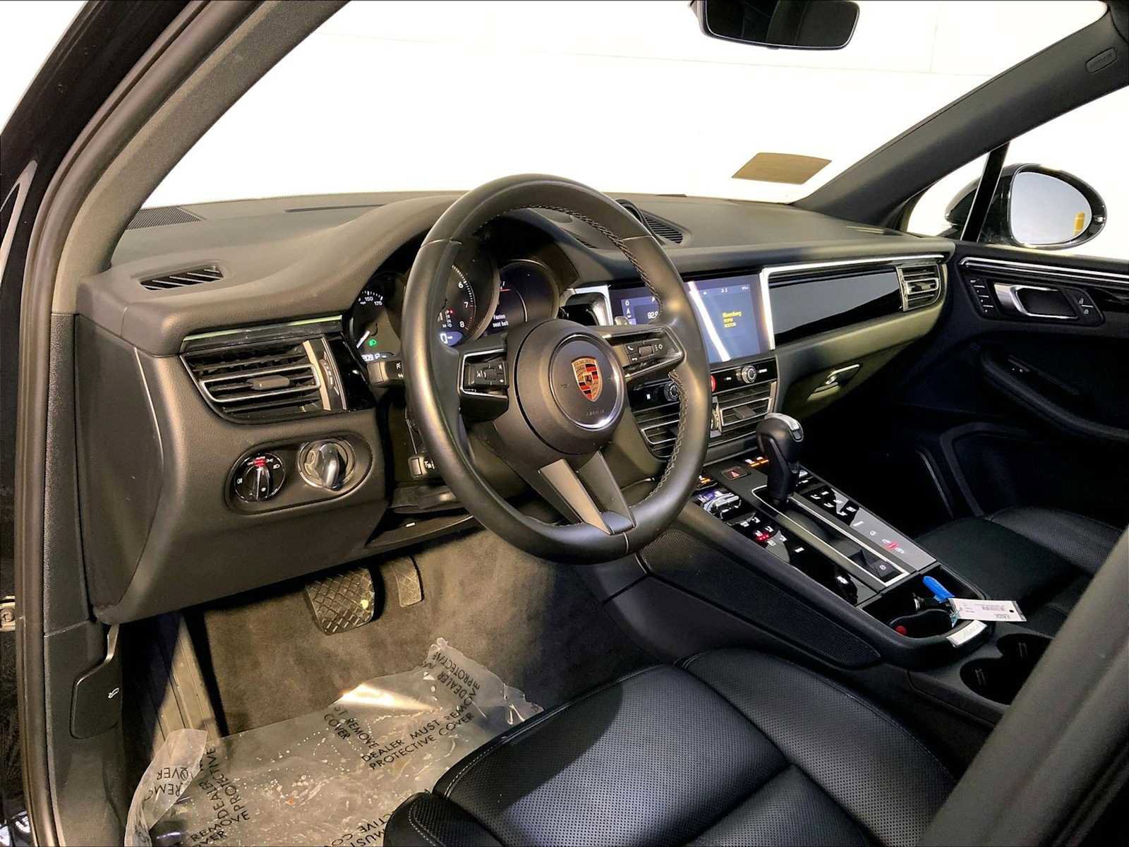 Certified 2024 Porsche Macan image 4