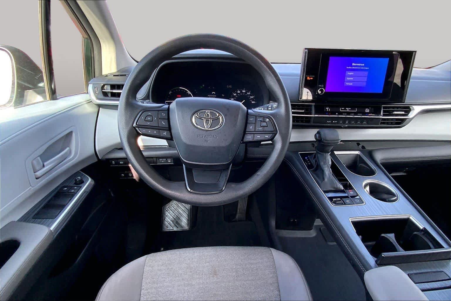 Used 2025 Toyota Sienna LE w/ LE Plus Package FWD image 6