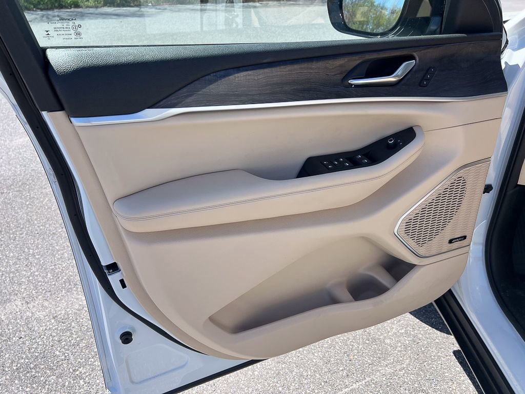 Used 2022 Jeep Grand Cherokee L Limited image 16