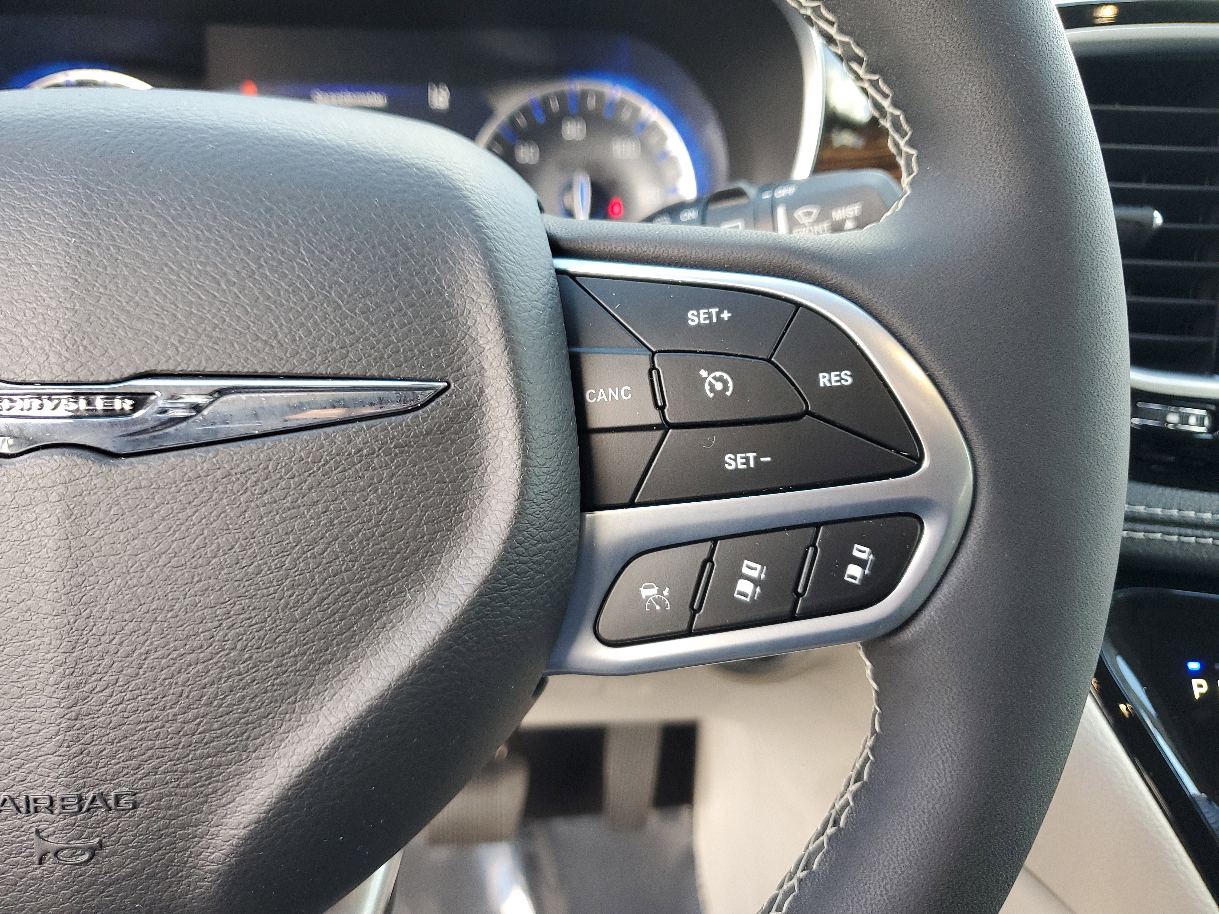 Used 2023 Chrysler Pacifica Limited w/ Uconnect Theater Family Group image 26