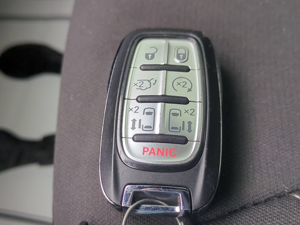 Used 2020 Chrysler Pacifica Touring w/ Advanced Safetytec Group FWD image 32