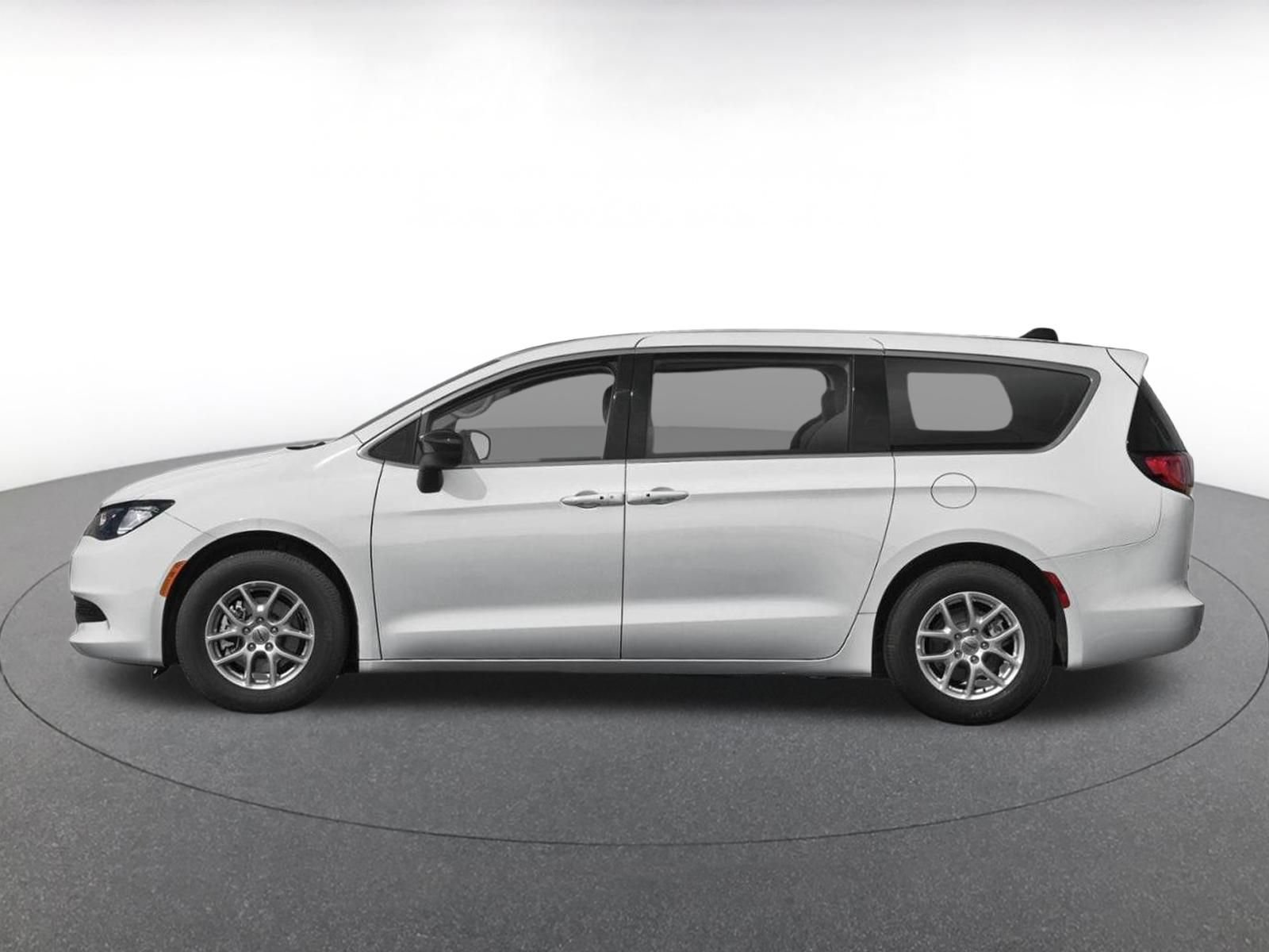Used 2023 Chrysler Voyager LX FWD image 3