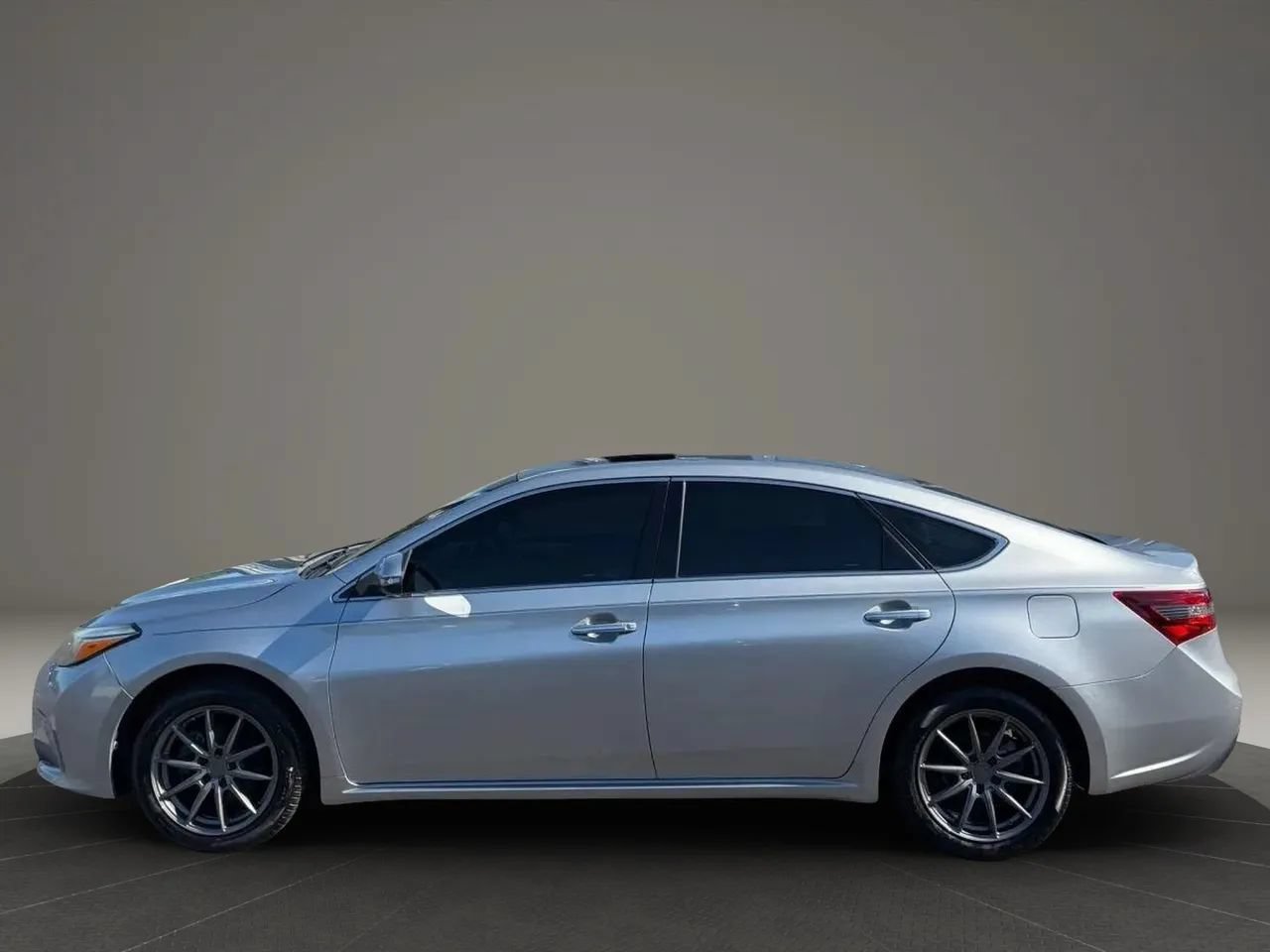 Used 2016 Toyota Avalon Touring FWD image 2
