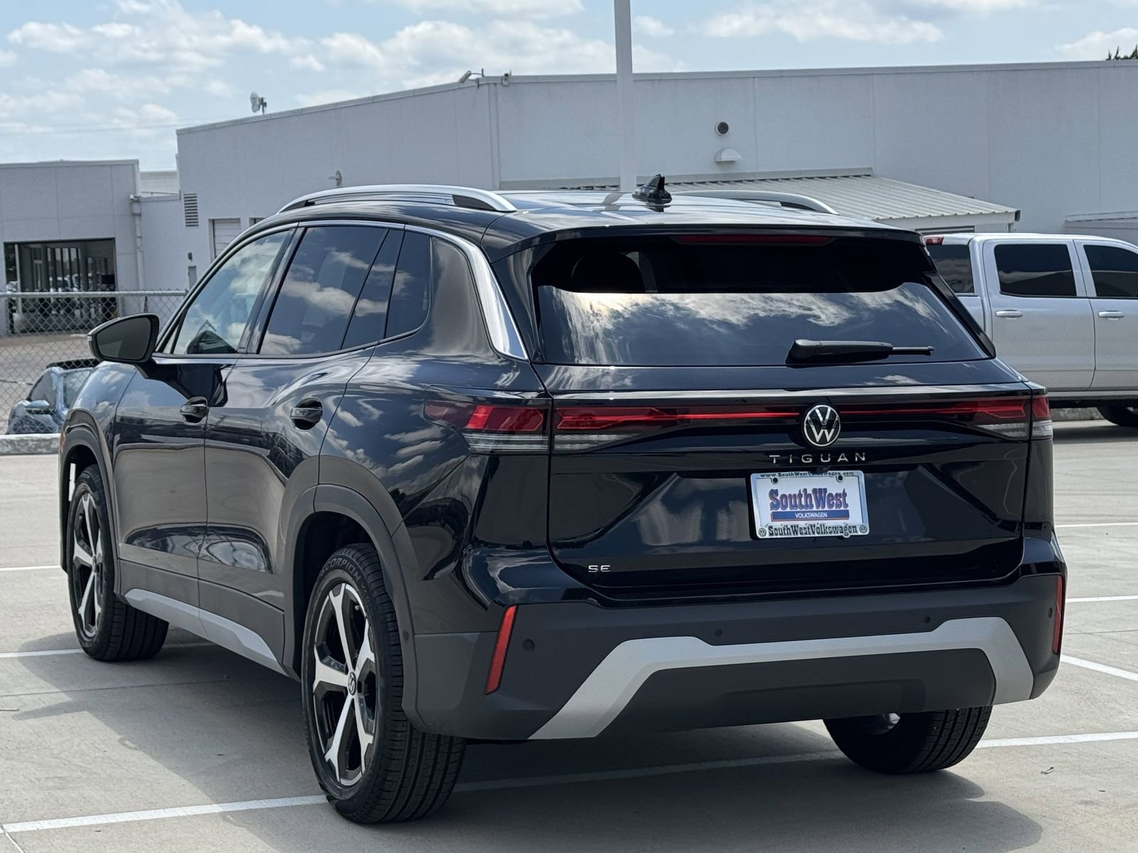 New 2026 Volkswagen Tiguan SE FWD image 7