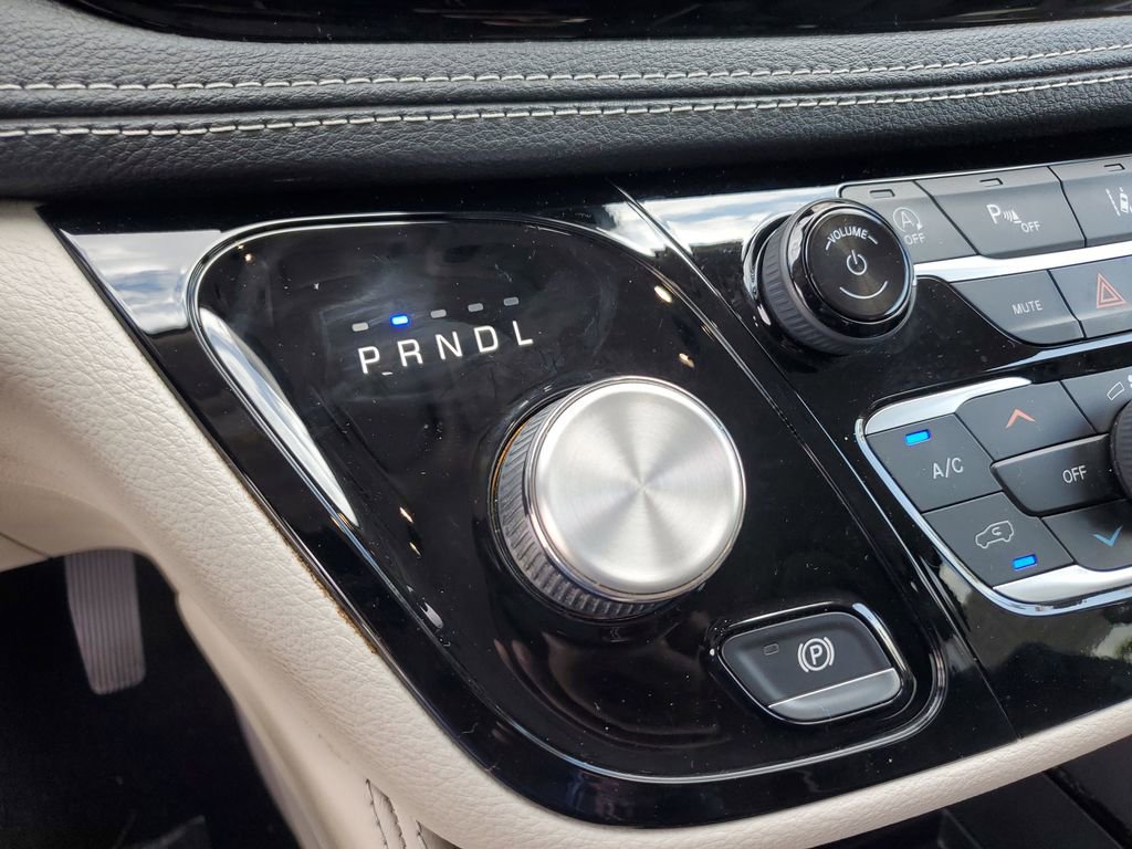 Used 2021 Chrysler Pacifica Limited w/ Uconnect Theater Family Group image 30