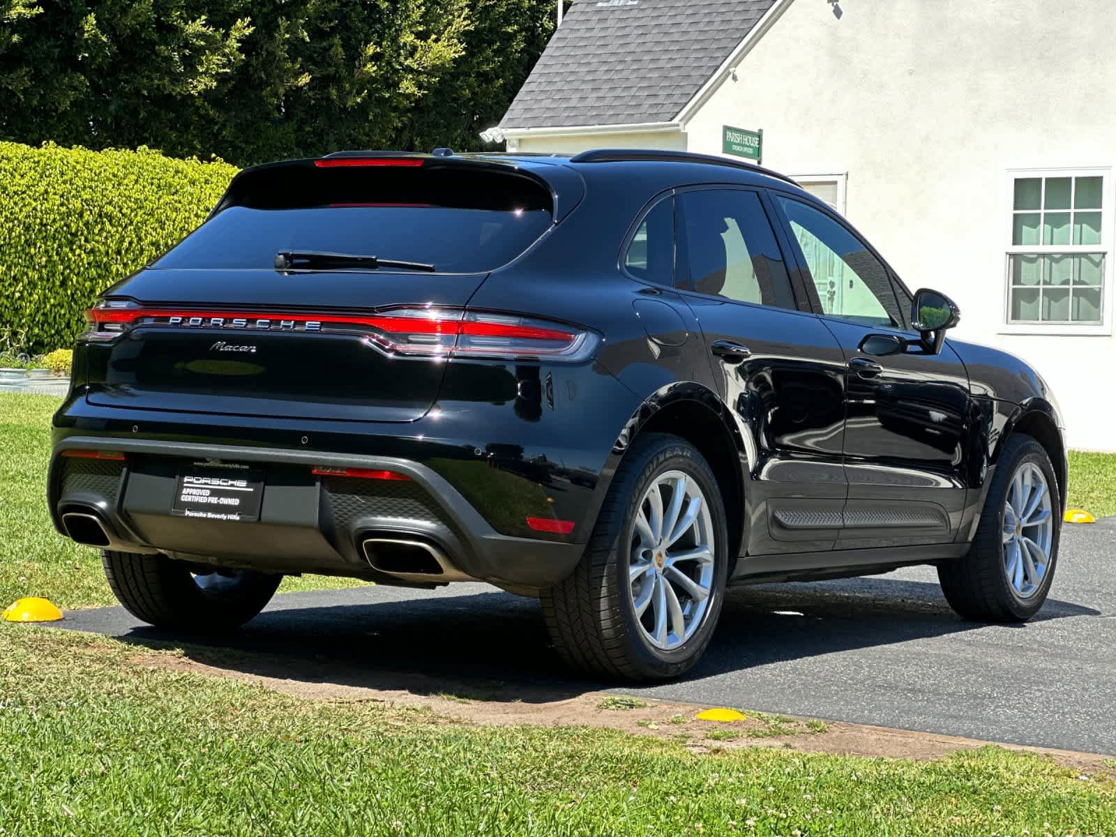 Certified 2025 Porsche Macan AWD/4WD image 8