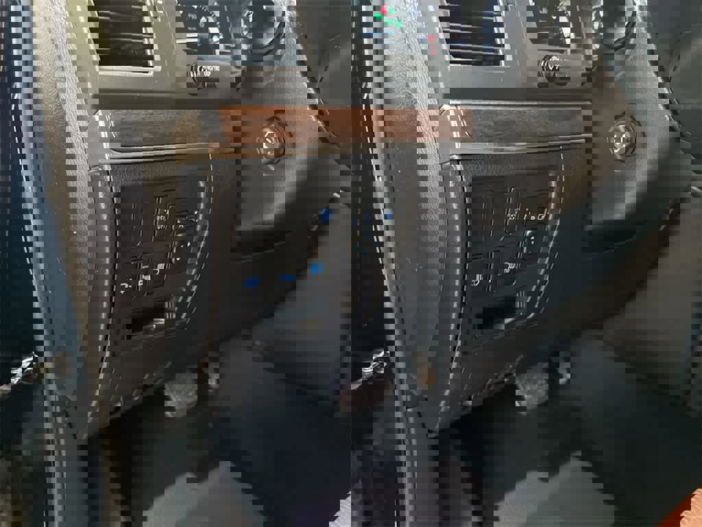 Used 2016 Toyota Land Cruiser image 40