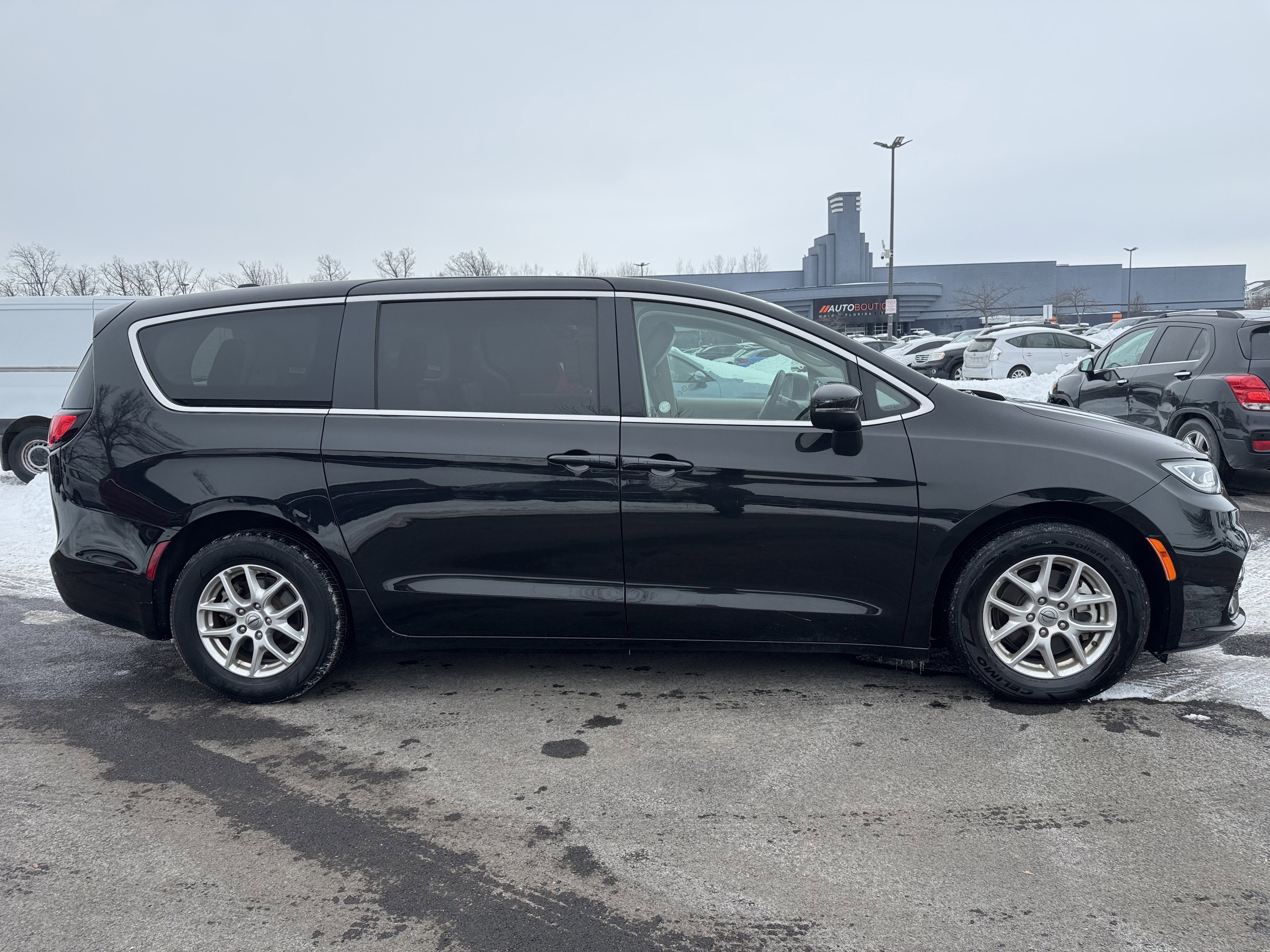 Used 2023 Chrysler Pacifica Touring-L image 10