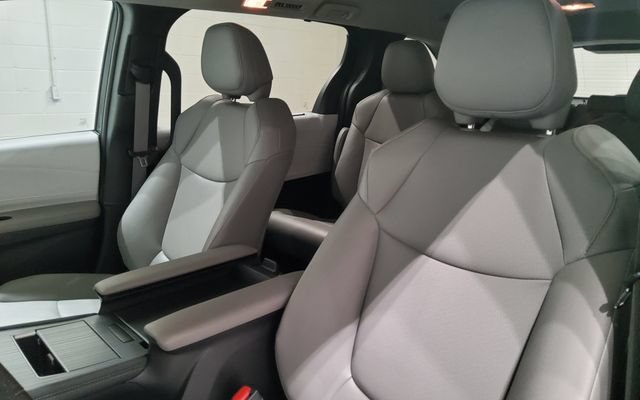 Used 2025 Toyota Sienna XLE FWD image 19