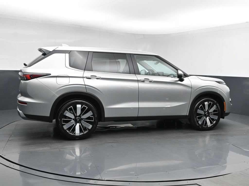 New 2026 Mitsubishi Outlander SE AWD/4WD image 3
