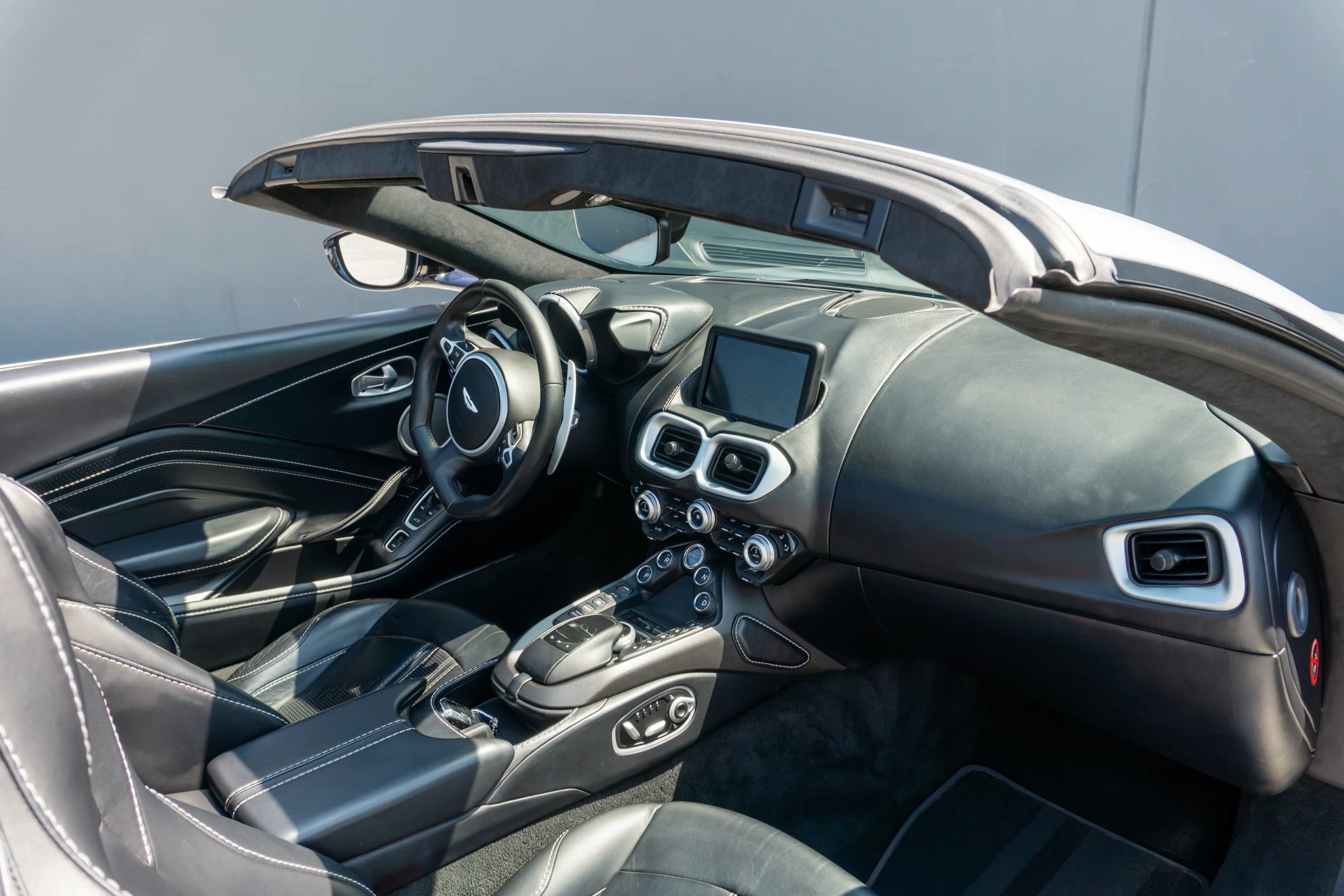 Used 2022 Aston Martin V8 Vantage Roadster RWD image 60
