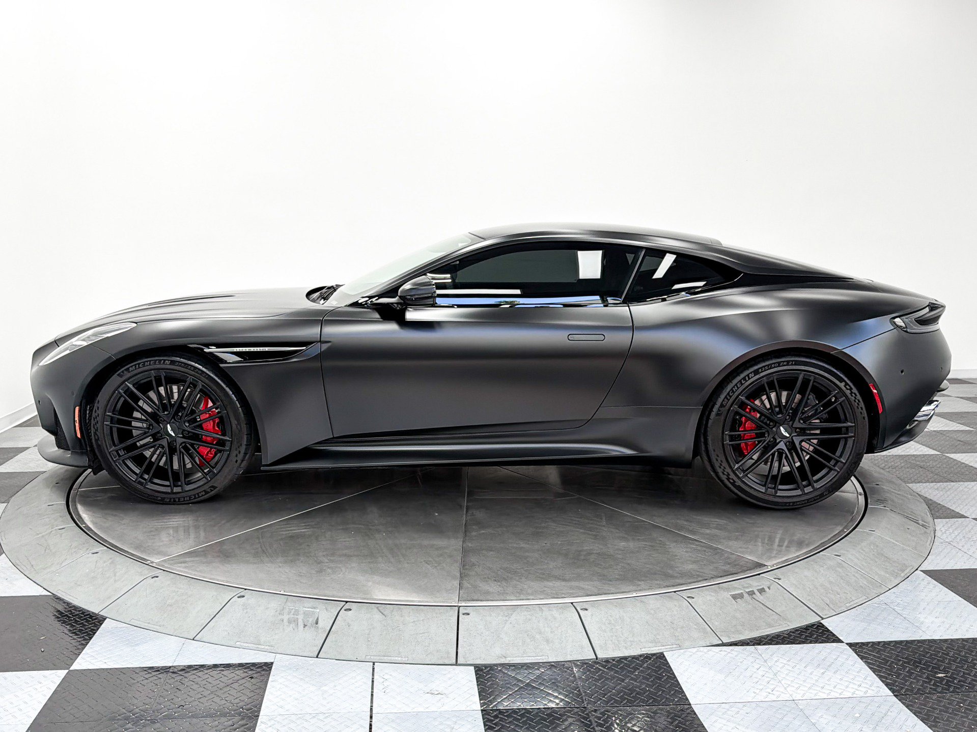 Used 2025 Aston Martin DB12 Coupe RWD image 6
