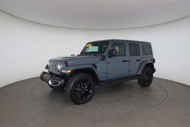 Used 2025 Jeep Wrangler Unlimited Sahara AWD/4WD image 3