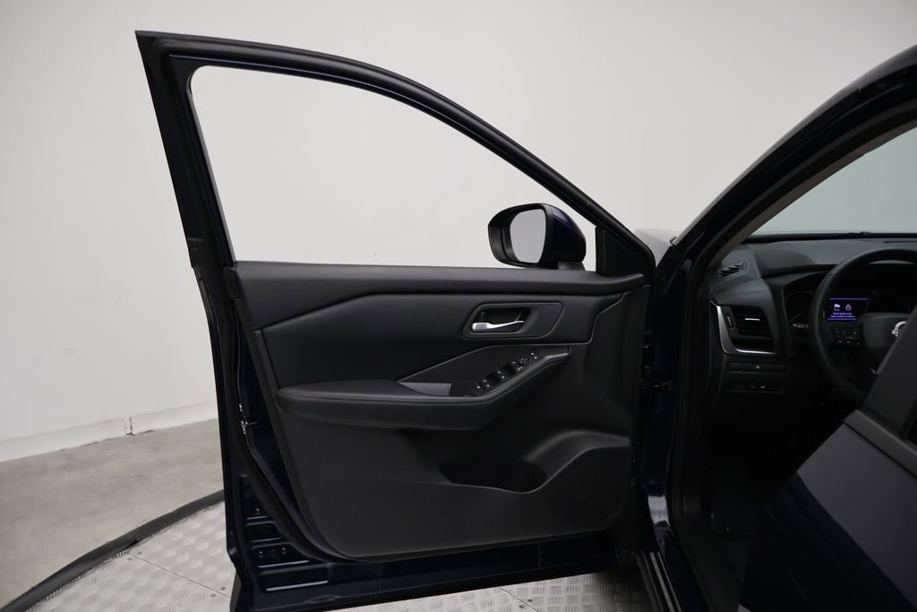 Used 2026 Nissan Rogue SV FWD image 16