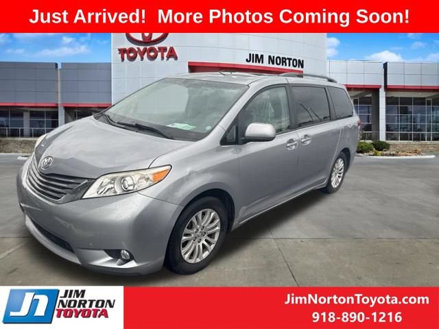 Used 2011 Toyota Sienna XLE FWD image 2