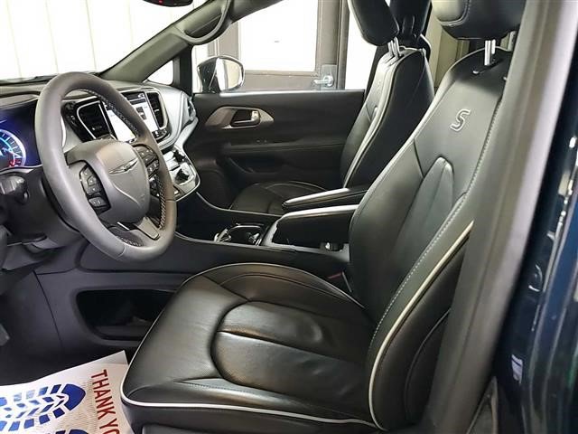 Used 2024 Chrysler Pacifica Premium image 7