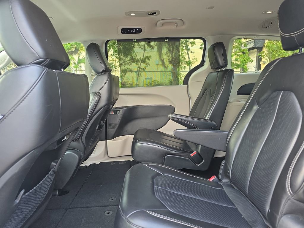 Used 2023 Chrysler Pacifica Touring-L FWD image 14