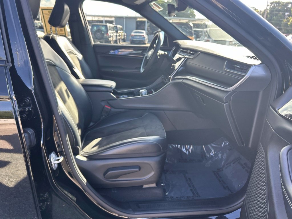 Used 2023 Jeep Grand Cherokee L Laredo AWD/4WD image 22