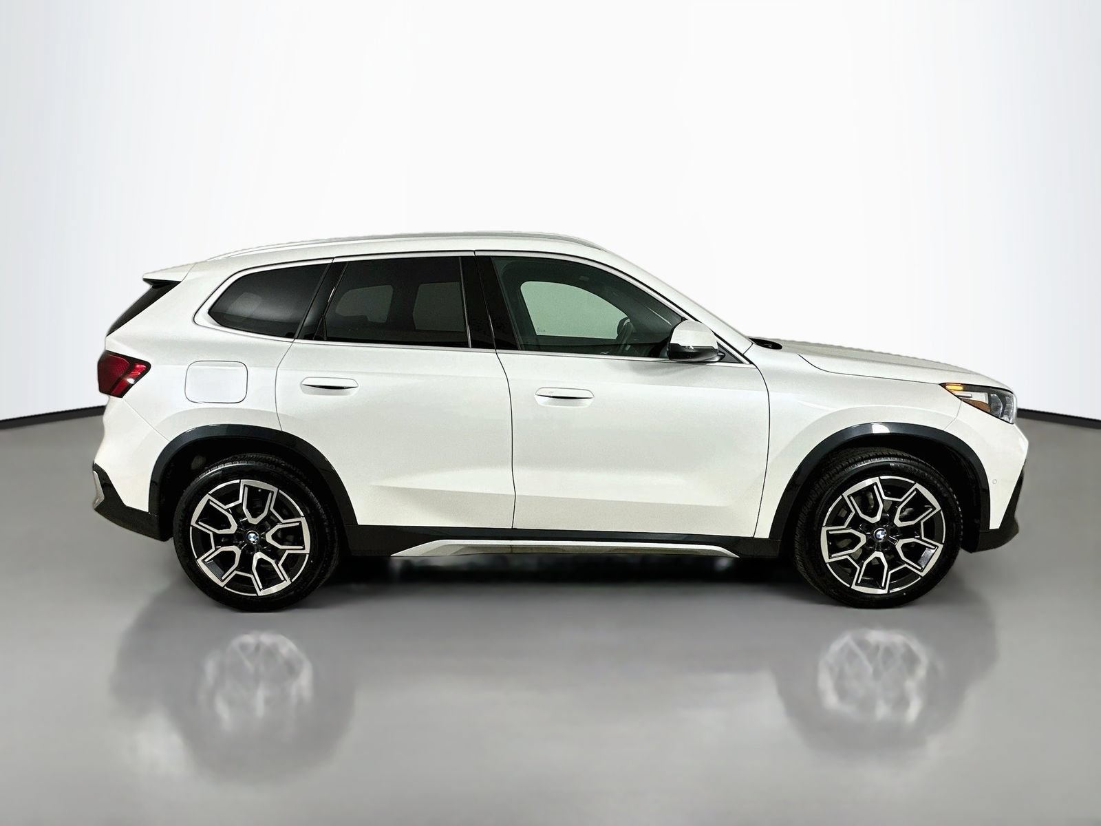 Used 2026 BMW X1 xDrive28i w/ Technology Package AWD/4WD image 4