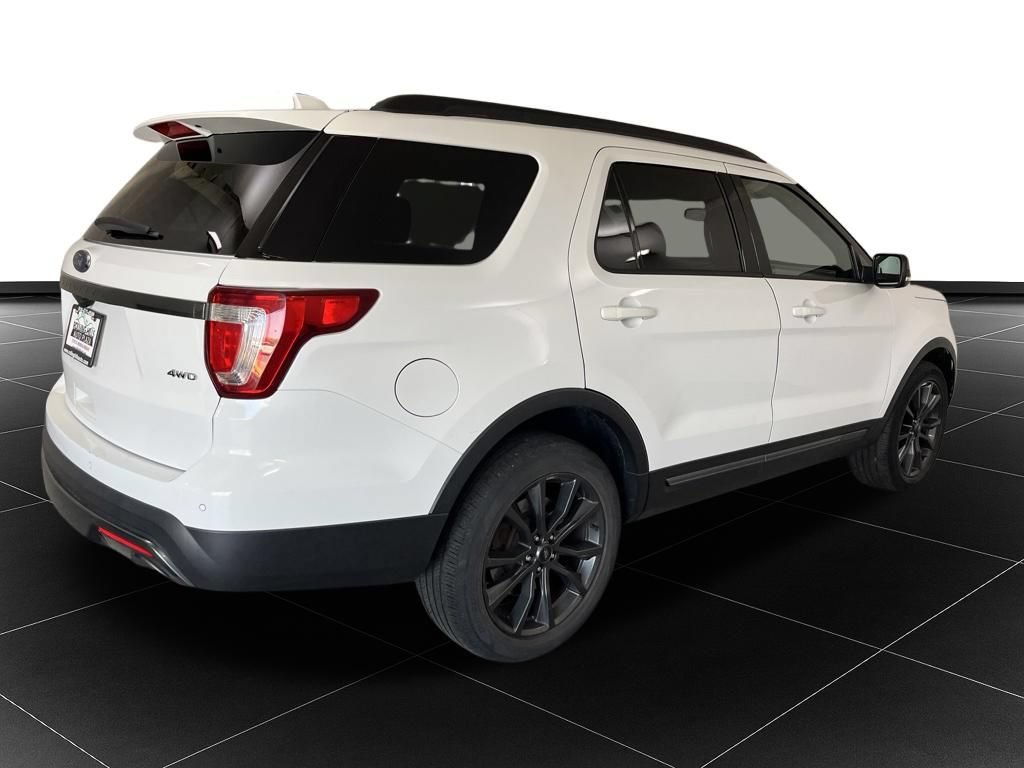 Used 2017 Ford Explorer XLT w/ Equipment Group 202A AWD/4WD image 5