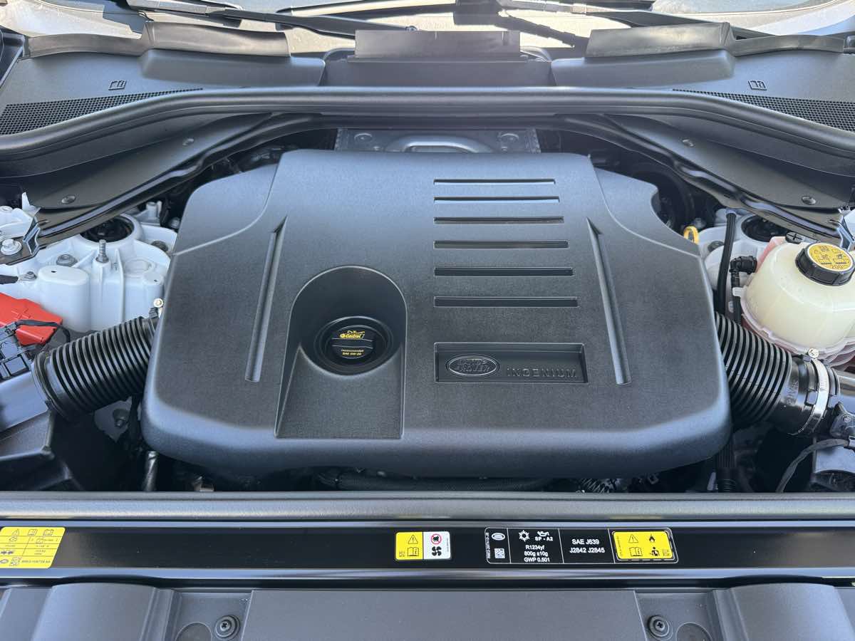 Used 2025 Land Rover Range Rover Sport SE AWD/4WD image 8