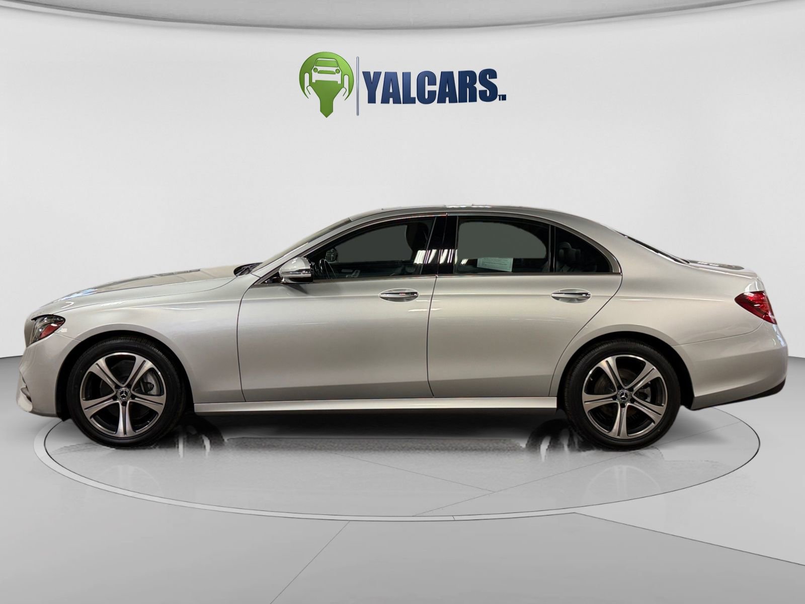 Used 2019 Mercedes-Benz E 300 4MATIC image 2