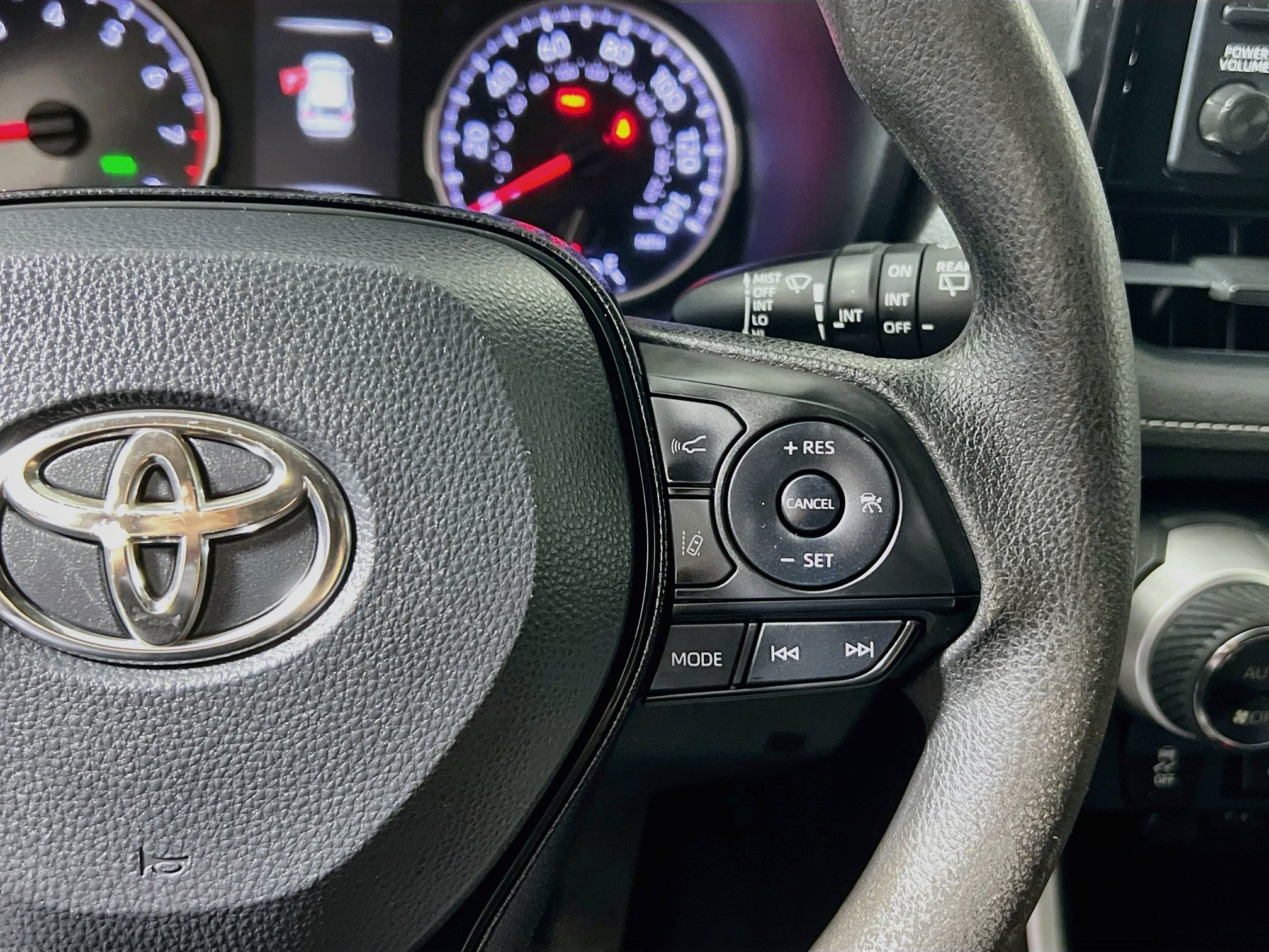 Used 2019 Toyota RAV4 XLE w/ Convenience Package FWD image 19