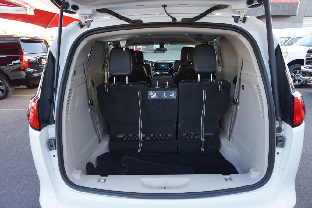 Used 2021 Chrysler Voyager Lxi image 8