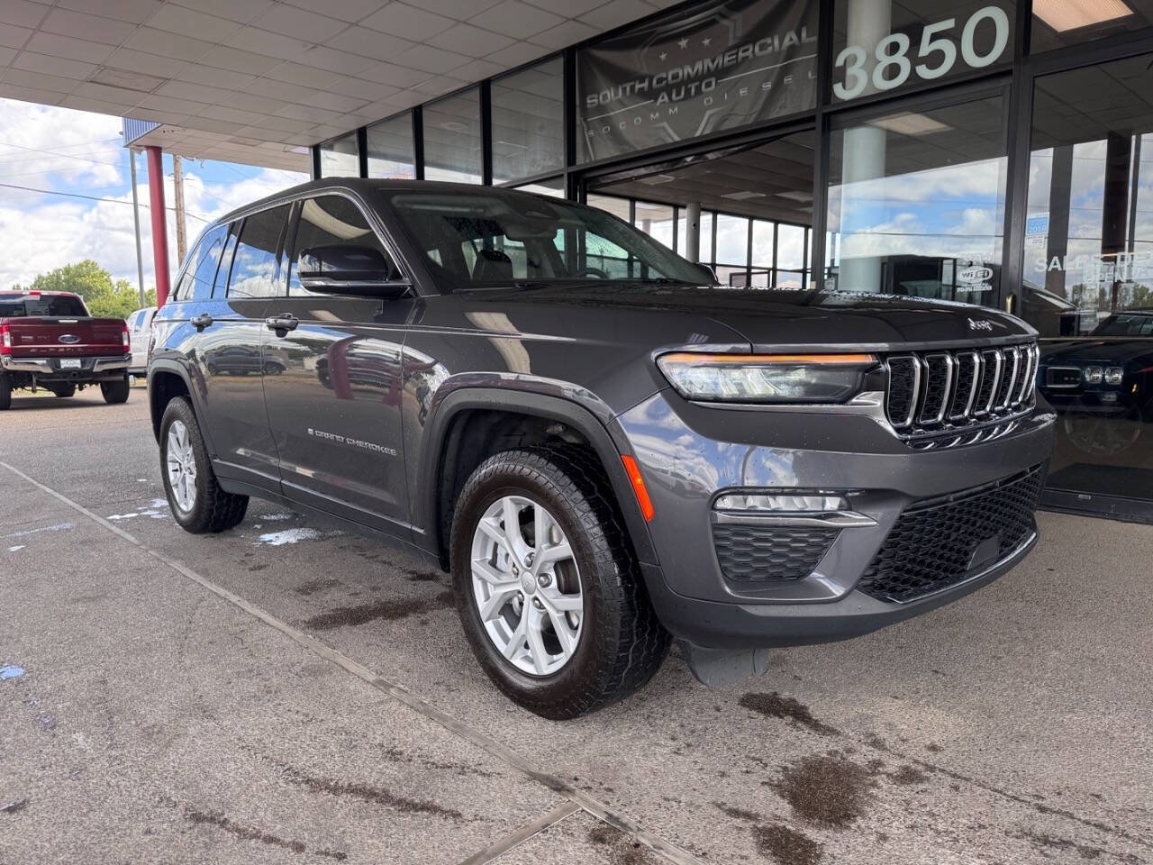 Used 2023 Jeep Grand Cherokee Limited AWD/4WD image 6