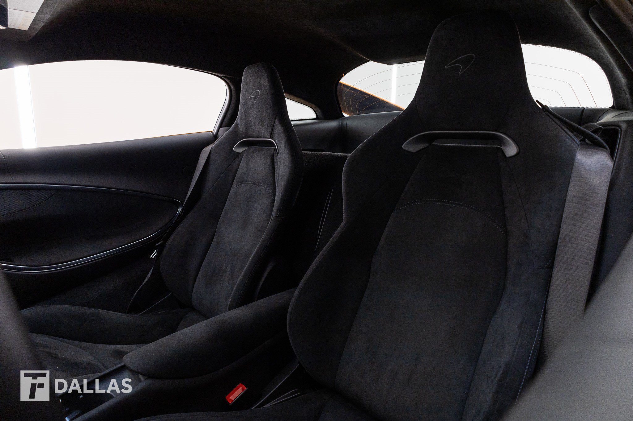 Used 2026 McLaren Artura RWD image 3