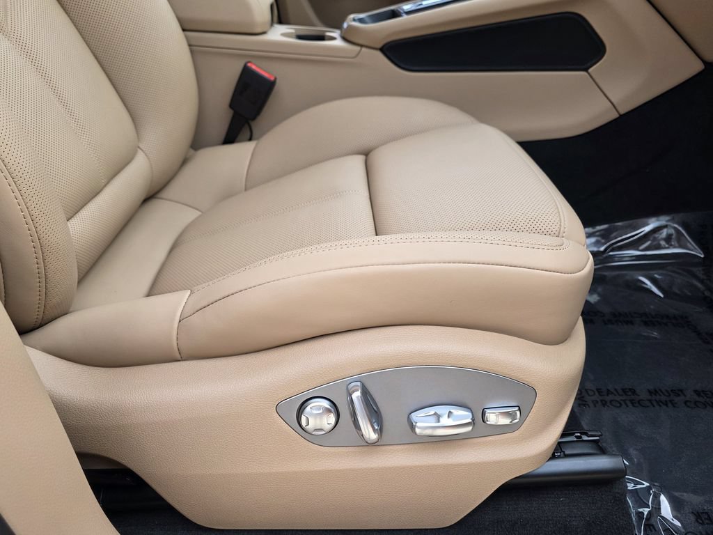 Certified 2026 Porsche Macan AWD/4WD image 43